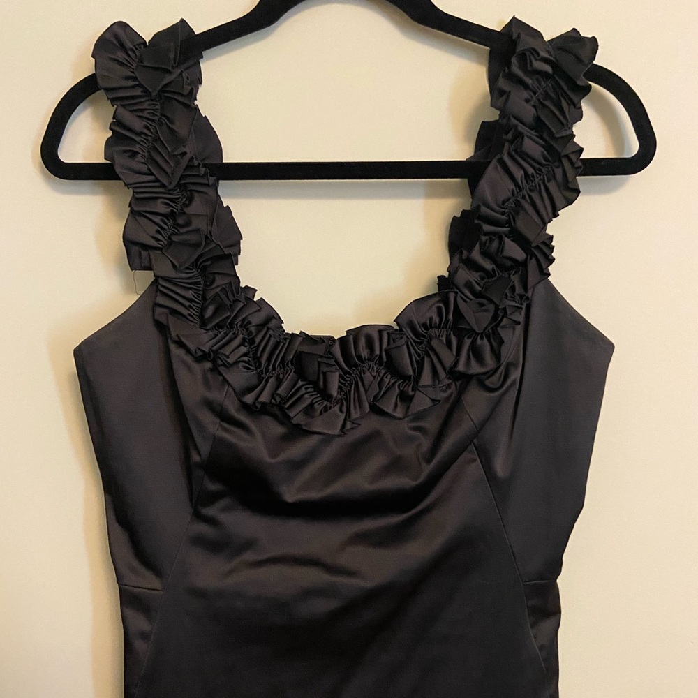 MAGGIE LONDON satin LBD w/ stunning ruffle straps